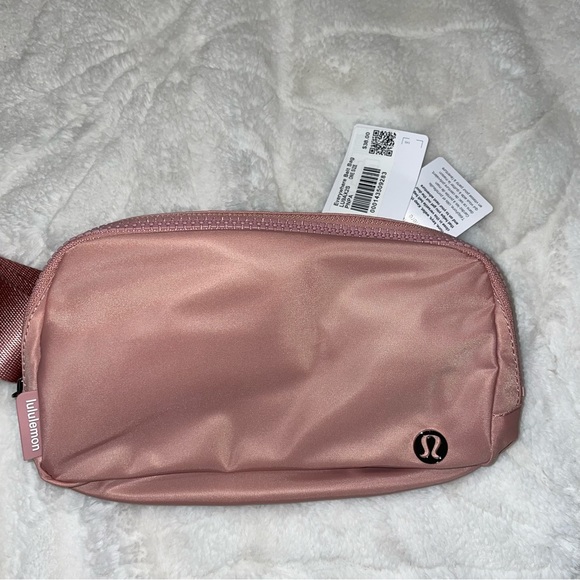 Lululemon Everywhere 1L Belt Bag in Pink Pastel - Picture 7 of 11